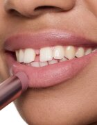 essence Blur Soufflé tonirani balzam za ustnice z mat učinkom odtenek 04 Nude Mauve 3 g