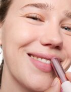 essence Blur Soufflé tonirani balzam za ustnice z mat učinkom odtenek 04 Nude Mauve 3 g