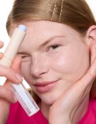 essence CC COVERstick kremasti korektor v paličici odtenek 20 Purple 6 g