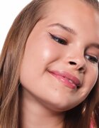 essence COLOUR it! kovinsko črtalo za oči odtenek 02 Dark Cherry 3 ml