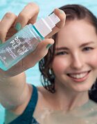 essence Disney The Little Mermaid pršilo za fiksiranje make-upa z vlažilnim učinkom 01 Make A Splash 50 ml