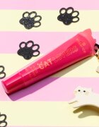 essence DOG GANG OR CAT CREW?!? CAT LOVERS tonirani balzam za ustnice s peptidi odtenek 01 Little Paw 13 ml