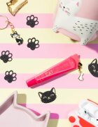 essence DOG GANG OR CAT CREW?!? CAT LOVERS tonirani balzam za ustnice s peptidi odtenek 01 Little Paw 13 ml
