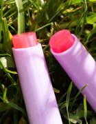 essence GLIMMER IN A BUBBLE balzam za ustnice za toniranje z gelasto teksturo odtenek 01 Chasing Bubbles 1.6 g