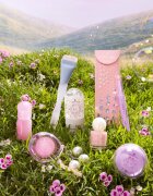 essence GLIMMER IN A BUBBLE balzam za ustnice za toniranje z gelasto teksturo odtenek 01 Chasing Bubbles 1.6 g