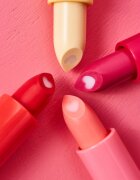essence HEART CORE balzam za ustnice odtenek 01 Cherry 3 g