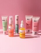 essence Hello Good Stuff! Pineapple Extract posvetlitveni in vlažilni serum 30 ml