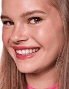 essence Hydra Kiss barva za ustnice odtenek 04 Classy Red 4 ml
