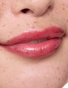 essence Hydra Kiss vlažilno olje za ustnice odtenek 12 Ruby Sparkle 4 ml