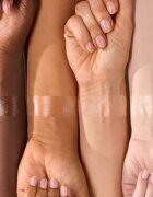 essence milky GLAZED vlažilna podlaga za make-up s posvetlitvenim učinkom 50 ml