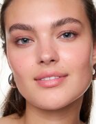 essence milky GLAZED vlažilna podlaga za make-up s posvetlitvenim učinkom 50 ml