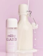 essence milky GLAZED vlažilna podlaga za make-up s posvetlitvenim učinkom 50 ml