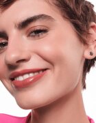 essence satin GLOW kremasta šminka s satenastim zaključkom odtenek 01 Whole Latte Love 3.5 g