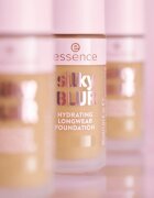 essence silky BLUR naravno prekrivni vlažilni tekoči puder za mat videz odtenek 185 30 ml