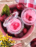 essence SO CHERRY happy balzam za ustnice odtenek 01 Cheeky Cherry 6.4 g