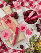 essence SO CHERRY happy balzam za ustnice odtenek 01 Cheeky Cherry 6.4 g
