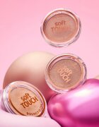 essence Soft Touch kremasti osvetljevalec s pudrastim učinkom odtenek 10 soft gaze 4 g