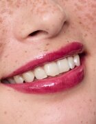 essence the super peptide glossy lip treatment balzam za ustnice odtenek 08 Cherrylicious! 10 ml