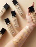 Eveline Cosmetics Wonder Match dolgoobstojni tekoči puder s hialuronsko kislino odtenek 12 Light Natural 30 ml