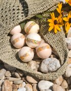 Folk & Flora Calendula šumeča kopalna kroglica z ognjičem 130 g