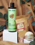 Folk & Flora Eucalyptus kroglica za kopel s pomirjajočim učinkom 130 g