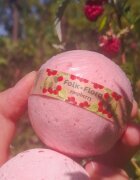 Folk & Flora Raspberry kroglica za kopel 130 g