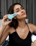 FOREO BEAR™ 2 eyes & lips mikrotokovna naprava za čvrstejši obraz za okoli oči in ustnic Arctic Blue 1 kos