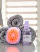 FOREO FLIP™ plus LED Detangling Hairbrush krtača za lase z LED-osvetlitvijo 1 kos