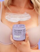 Frank Body Niacinamide piling za telo z niacinamidom 250 g