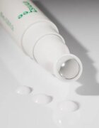 innisfree Green Tea Caffeine Bright-Eye Serum hladilni roll-on za predel okoli oči proti oteklinam in temnim kolobarjem 10 ml