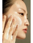 Klairs Gentle Black Facial Cleanser nežni čistilni gel za občutljivo kožo 140 ml
