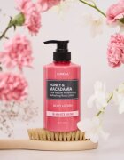 KUNDAL Honey & Macadamia White Musk hranilni losjon za telo z vlažilnim učinkom 500 ml