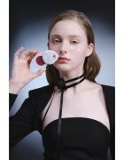 KUNDAL Objet Dew Drop Lip Glaze Balm tonirani balzam za ustnice z vlažilnim učinkom odtenek Plum Mauve 2 g