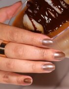 LONDONTOWN Lakur dolgoobstojen lak za nohte odtenek Affogato 12 ml