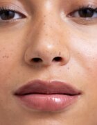 Lumene Lip Glow Oil Balm balzam za ustnice z oljem odtenek 4 Honey 10 ml