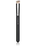 MAC Cosmetics Brush 270 Synthetic Mini Rounded Slant Brush kabuki čopič za korektor 1 kos