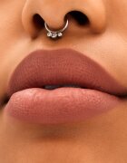 MAC Cosmetics Locked Kiss 24h Lipstick dolgoobstojna šminka z mat učinkom odtenek Mischief 18 g