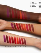 MAC Cosmetics Locked Kiss 24h Lipstick dolgoobstojna šminka z mat učinkom odtenek Taboo 18 g