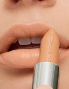 MAC Cosmetics MACximal Sleek Satin Lipstick kremasta vlažilna šminka odtenek Créme d'Nude 3.5 g