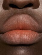 MAC Cosmetics Powder Kiss Hazy Matte matirajoča šminka odtenek Moving On Up 3.5 g
