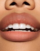 MAC Cosmetics Powder Kiss Hazy Matte matirajoča šminka odtenek Moving On Up 3.5 g