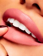 MAC Cosmetics Powder Kiss Velvet Blur Slim Stick mat vlažilna šminka odtenek Peppery Pink 2 g