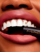 MAC Cosmetics Powder Kiss Velvet Blur Slim Stick mat vlažilna šminka odtenek Peppery Pink 2 g