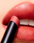 MAC Cosmetics Powder Kiss Velvet Blur Slim Stick mat vlažilna šminka odtenek Sweet Cinnamon 2 g
