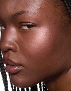 MAC Cosmetics Skinfinish Colourstruck rdečilo odtenek Peachykeen 4.5 g