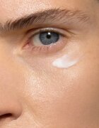 Mádara MÁDARA Retinol Alternative vlažilna krema za predel okoli oči proti gubam in temnim kolobarjem 15 ml