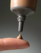 Mádara MÁDARA Skinonym Semi-Matte Peptide dolgoobstojen tekoči puder s peptidi odtenek #15 Stone 30 ml