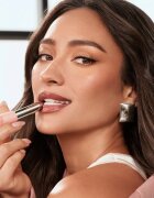 MAYBELLINE NEW YORK Lifter Glaze intenzivni vlažilni balzam za ustnice z visokim sijajem odtenek 004 Cherry Swirl 2.8 g