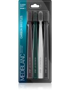 MEDIBLANC Toothbrush Super Soft zobna ščetka s ščetinami prevlečenimi z aktivnim ogljem