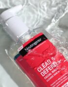 Neutrogena Clear & Defend+ čistilni gel proti aknam 200 ml